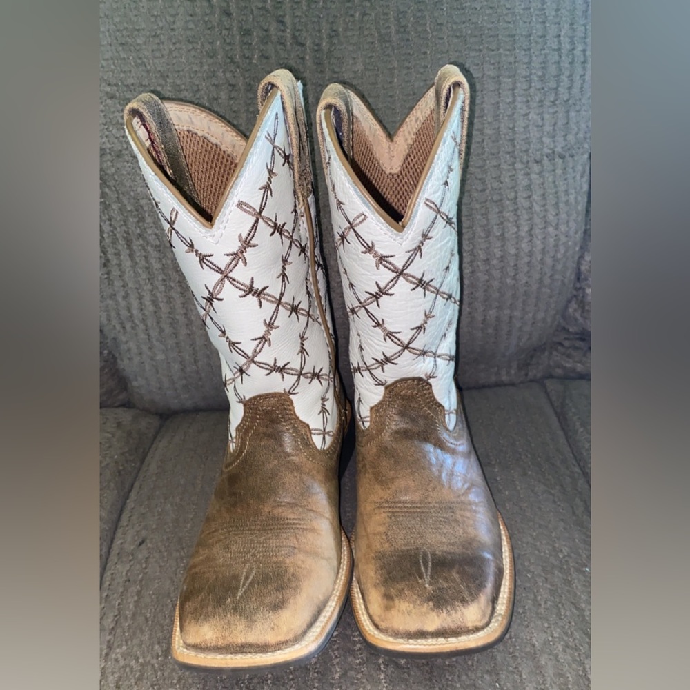 Boys size 12.5 Twisted X cowboy boots Needs polishing, otherwise great condition